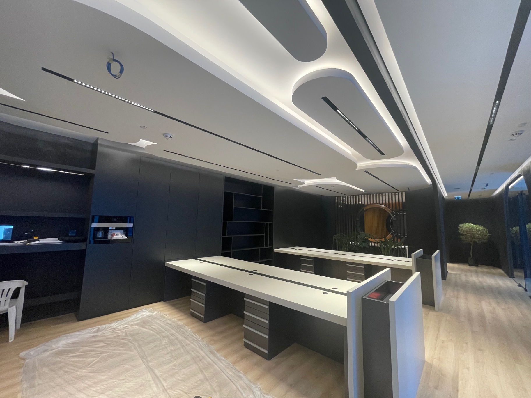 Executive workstations & bespoke joinery wall — complete fit-out execution and handover by Ab & Zen Interior