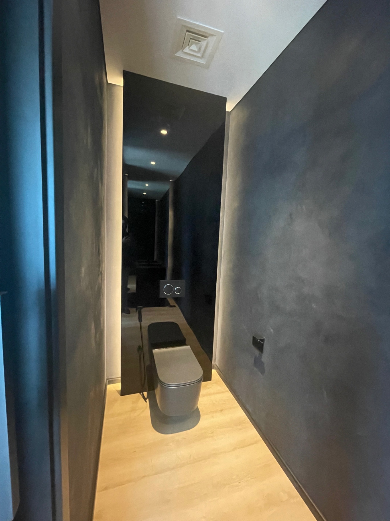 Detailed washroom finish in polished plaster — complete fit-out execution and handover by Ab & Zen Interior